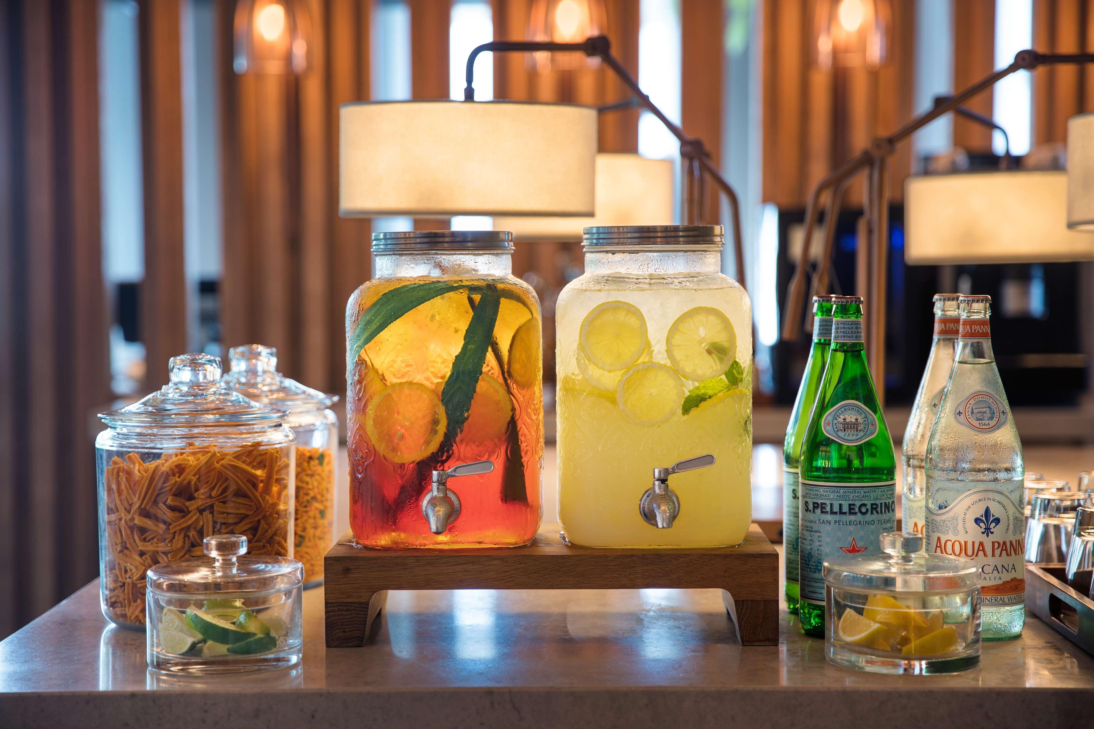 Andaz Singapore, By Hyatt Exterior foto Infused water at a hotel