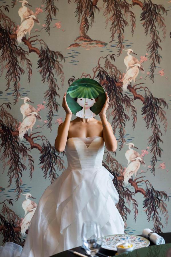 Andaz Singapore, By Hyatt Exterior foto A model wearing a dress by the designer